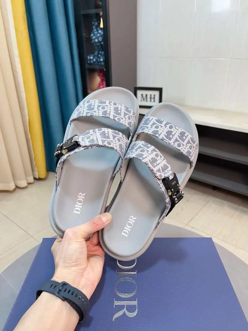 Men's Men's Shoes 💰320🌸🌸Dior Aqua Men's Sandals Slippers. Showcasing Dior haute couture design. The Dior gray suede strap is accented with an aluminum Dior buckle for added style. Paired with a comfortable tonal notch sole, they pair easily with shorts or jeans for a sophisticated look. Main body: suede cow leather, technical fabric lining: cow leather, with adjustable straps, aluminum Dior buckle, Dior gray EVA insole, tonal notch rubber outsole splicing structure👌👌size: 38-44 (45.46 customized)